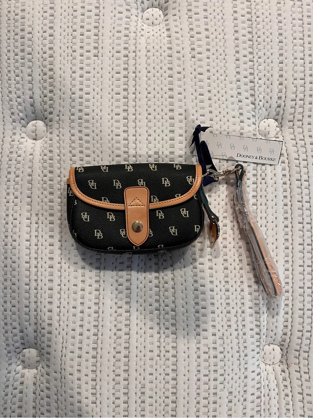 Dooney & Bourke Black Signature Clutch w/  Tan Trim - Great 4 📲, 🗝️, 💳, and 💄!